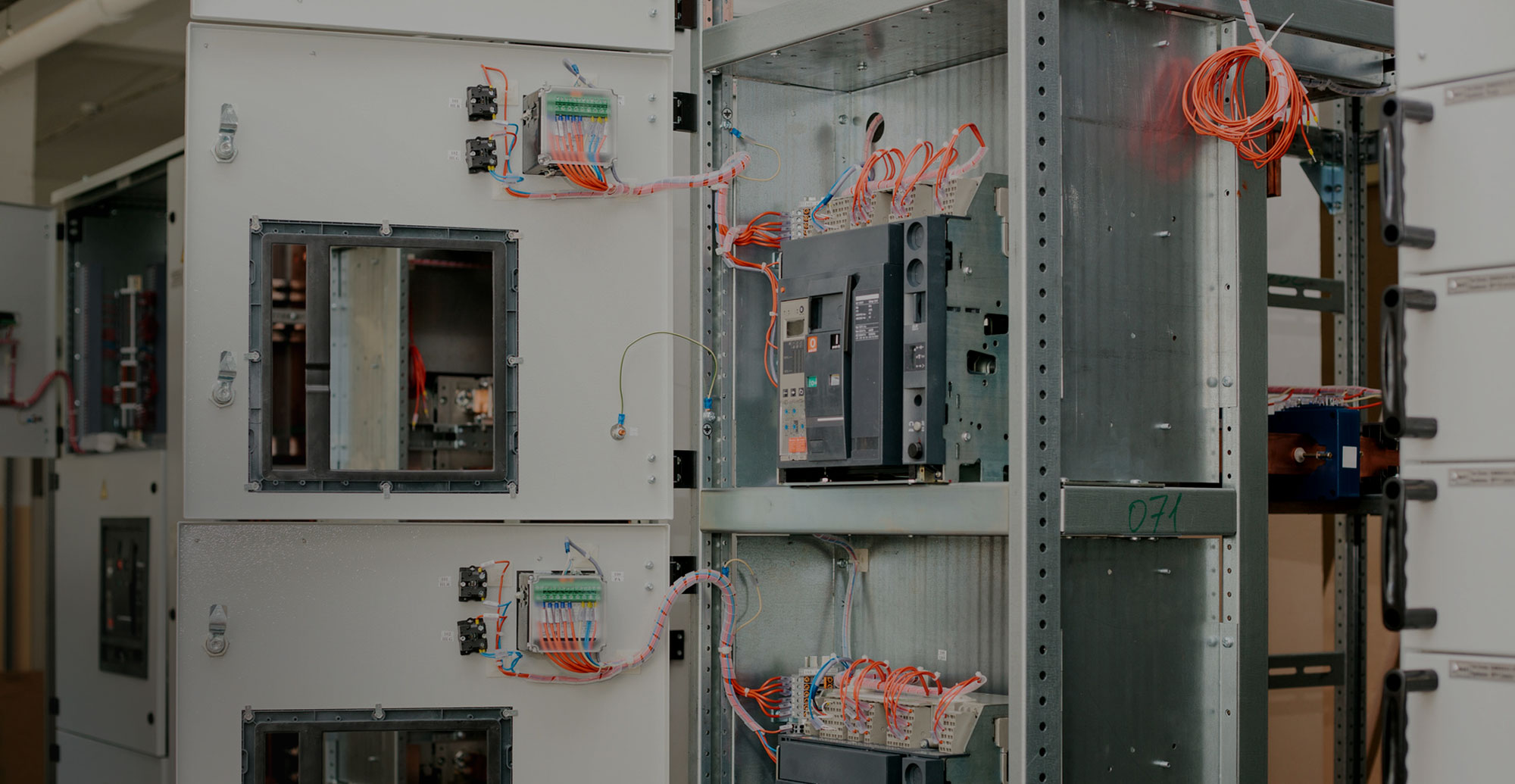 電気設備の施工・保安・管理 ”つくる・守る・管理する” 確実な施工と保安体制で、安心できる電力環境を作ります